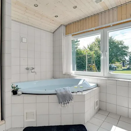Naumka - 200m To The Fjord By Interhome *