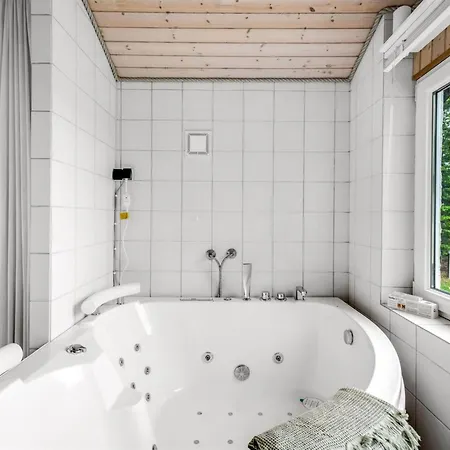 Naumka - 200m To The Fjord By Interhome