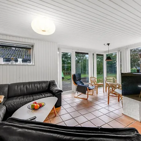 Naumka - 200m To The Fjord By Interhome *