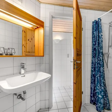 Naumka - 200m To The Fjord By Interhome