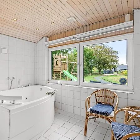 Naumka - 200m To The Fjord By Interhome