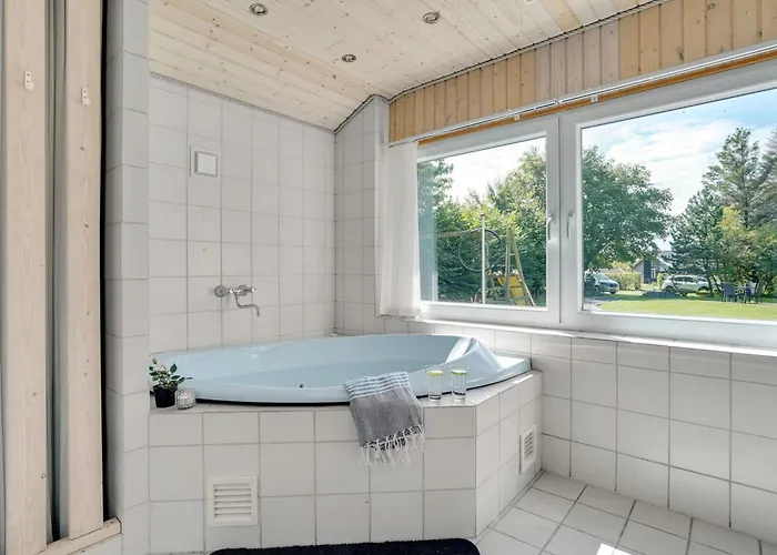 Naumka - 200m To The Fjord By Interhome *